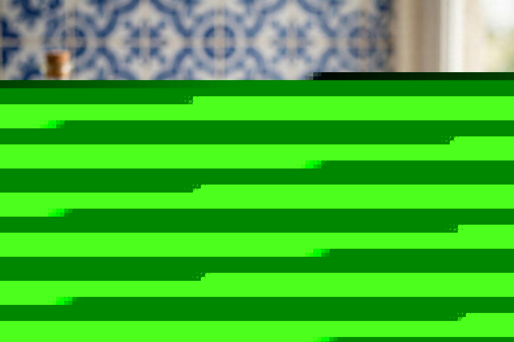 Vários frascos com ervas frescas em conservação no frigorífico