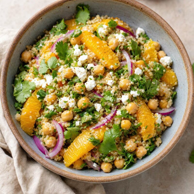 Salada morna de quinoa, grão, laranja e queijo fresco